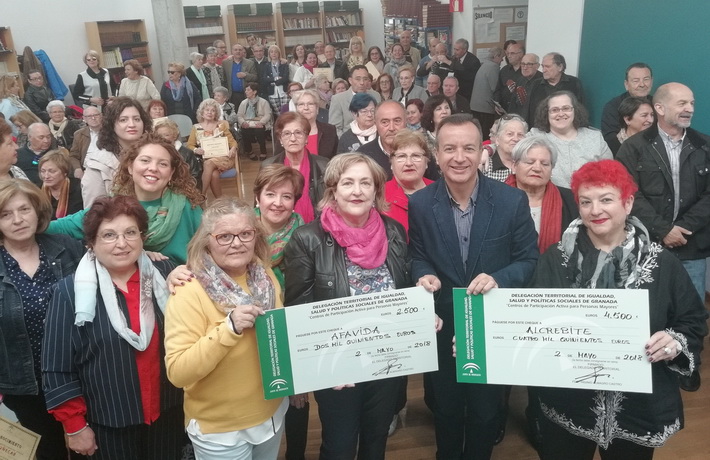 Usuarios de centros de participacin activa donan 7.000 euros a las Asociaciones Afavida y Alcrebite